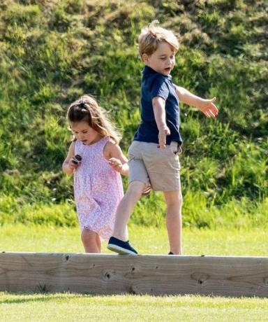 Princ George i princeza Charlotte Igrajte se s Kate Middleton