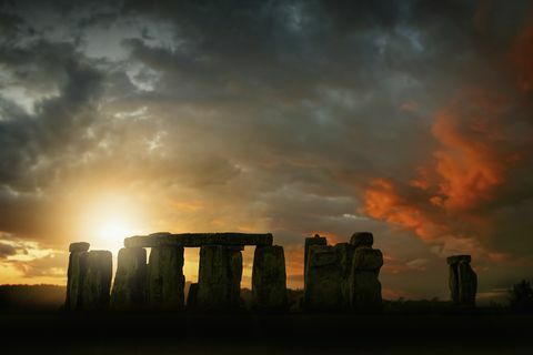 Sunce se izdiže nad Stonehengeom, Wiltshire, Ujedinjeno Kraljevstvo