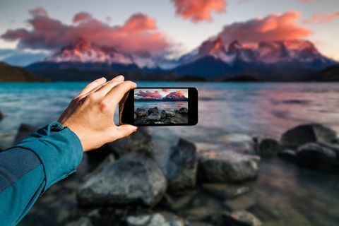 Fotografiranje sa pametnim telefonom u ruci. Koncept putovanja. Torres del Paine, Chili