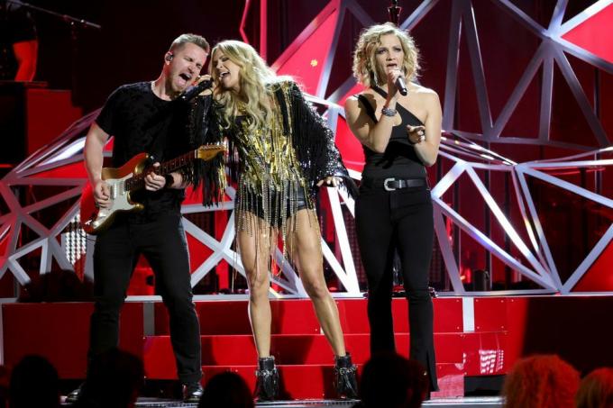 carrie underwood nastupa na pozornici na 56. godišnjoj dodjeli CMA nagrada u bridgestone areni 9. studenog 2022. u nashvilleu, tennessee fotografija michael loccisanogetty images