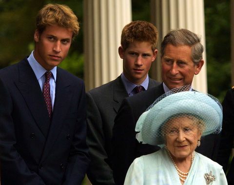 Princ William, princ Harry i princ Charles s kraljicom majkom tijekom proslava 2001. godine.