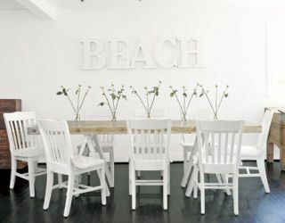 neformalna blagovaonica sa sklopivim stolicama i plažom bijelim slovima na zidu