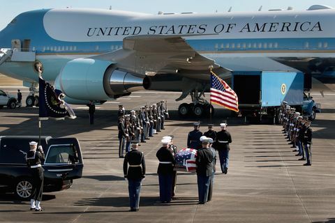 Ceremonija polaska održana je kao tijelo predsjednika Busha doletjelo je u Washington DC