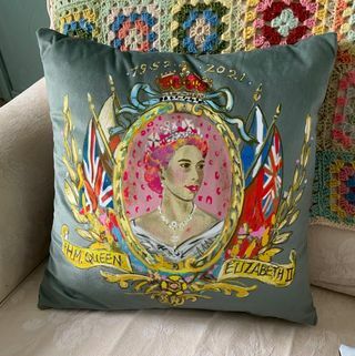 Queen's platinasta jubilarna jastučnica