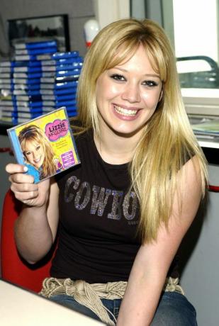 Hilary Duff dolazi u posjet Ricku Deesu radi promocije zvučne snimke Disneyeve кана "Lizzie McGuire"