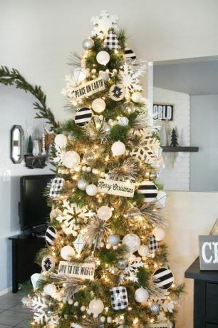 ideje za ukrašavanje božićnog drvca crno-bijele