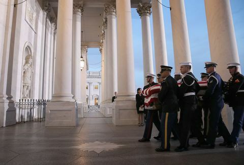 Kongresni čelnici domaćin ceremonije dolaska u Kapitol za pokojnog predsjednika Georgea H.W. Grm