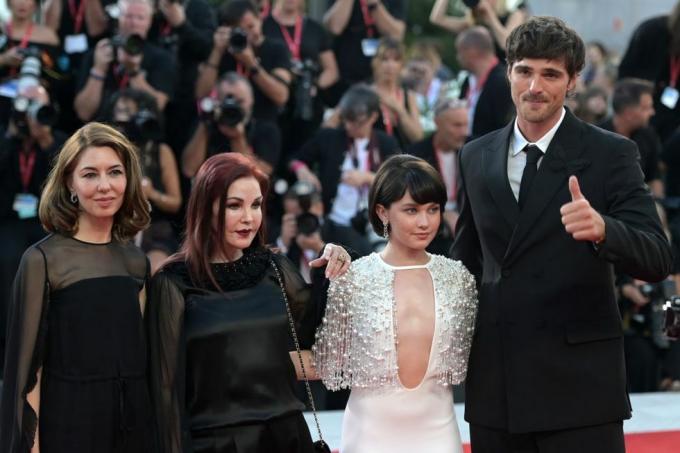 4. rujna 2023., italija, venediška redateljica sofia coppola l r, glumica cailee spaeny, glumac jacob elordi i priscilla presley stižu u premijera filma priscilla na venecijanskom međunarodnom filmskom festivalu fotografija stefanie rexdpa fotografija stefanie rexpicture alliance putem gettyja slike