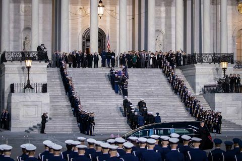 Kongresni čelnici domaćin ceremonije dolaska u Kapitol za pokojnog predsjednika Georgea H.W. Grm