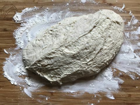 Tijesto za kruh narežite na brašno 