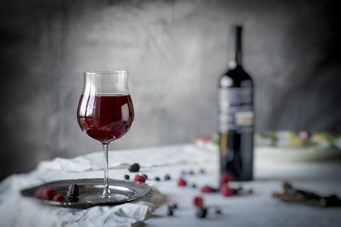 Crveno vino i bobice na stolu