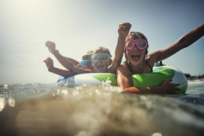 djeca uživaju u odmoru na plaži i moru