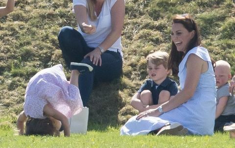 Princ George i princeza Charlotte Igrajte se s Kate Middleton