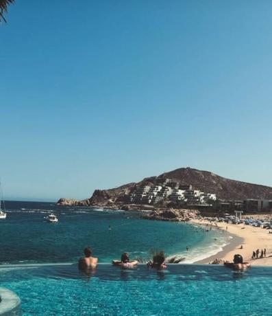 obitelj gaines u svom bazenu na odmoru u Meksiku 2023., podijeljeno na instagramu joanne gaines
