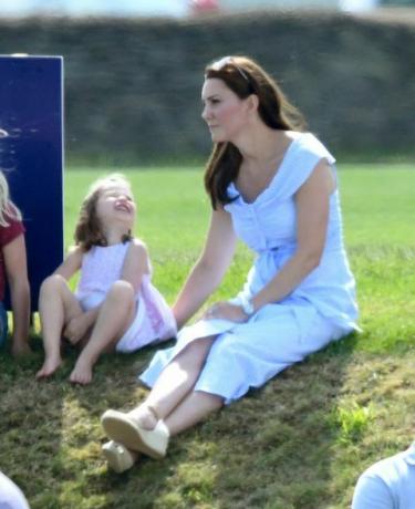 Princ George i princeza Charlotte Igrajte se s Kate Middleton