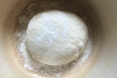 Kuglica tijesta za kruh prije kuhanja
