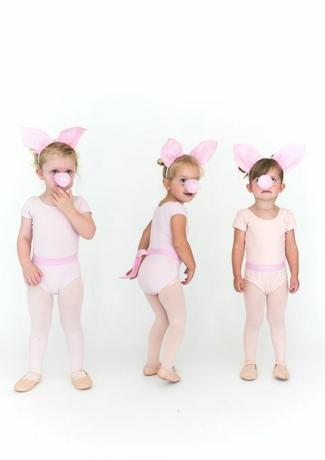 djevojčice u ružičastim tajicama i gaćicama sa svinjskim ušima i svinjskim njuškama