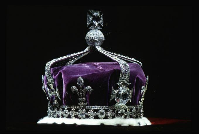 Evo što se događa sa svim kraljičinim krunama, tijarama i neprocjenjivim draguljima