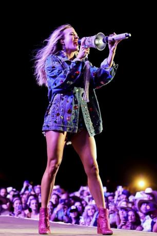 Carrie Underwood nastupa na pozornici tijekom drugog dana Festivala diližansa 2022. na terenu za polo Empire 30. travnja 2022. u Indiou, Kalifornija, fotografija Amy Sussmangetty slike za diližansu