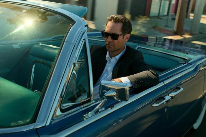 manuel garcia rulfo kao mickey haller vozi crni kabriolet u 2. sezoni odvjetnika Lincolna, datum izlaska 6. srpnja