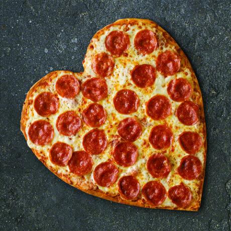 pizza feferoni u obliku srca