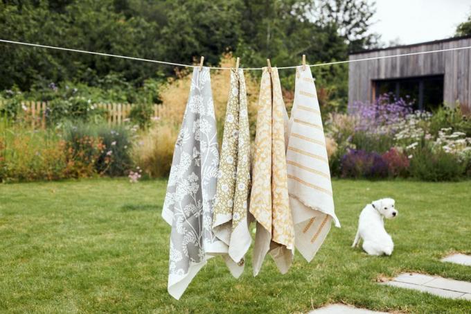 madder cutch co tkanine koje vise s konopa za pranje rublja u vrtu