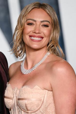 beverly hills, californija 12. ožujka hilary duff prisustvuje sajmu taštine 2023. oskarovska zabava čiji je domaćin radhika jones na Wallis Annenberg centar za izvedbene umjetnosti 12. ožujka 2023. u Beverly Hillsu, Kalifornija, fotografija karwaija tangwireimage