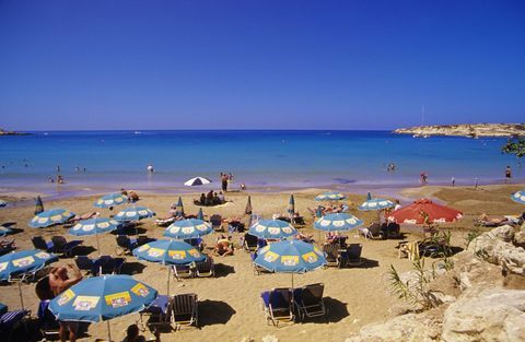Plaža Paphos na Cipru - vruće sunčano vrijeme