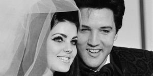 izvorni naslov 511967 Las Vegas, NV pjevač Elvis Presley i njegova mladenka Priscilla Ann Beaulieu, poziraju za fotografiju nakon njihovo vjenčanje u hotelu Aladdin Presley, 31, upoznao je svoju 22-godišnju nevjestu kada je bio stacioniran u Njemačkoj za vrijeme svoje vojske servis