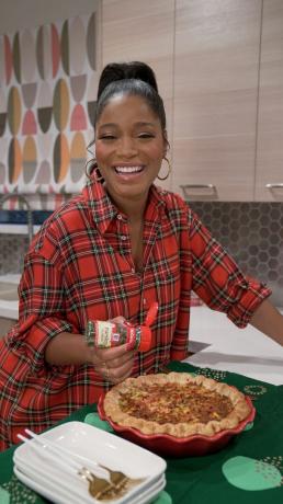 keke palmer posipa peršin na quiche za kuhinjskim pultom