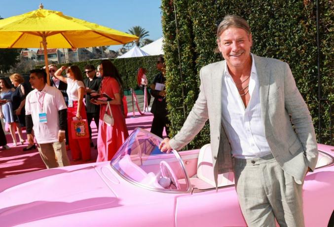 ty pennington i ružičasti auto na barbie crvenom tepihu