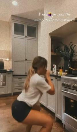 jessie james decker brzo vježba noge u kuhinji dok peče lazanje