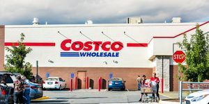 ljudi iz fairfaxa s kolicima za kupnju punim namirnica, proizvoda izlaze iz trgovine costco u Virginiji na parkiralištu