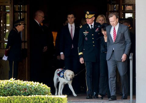 Ceremonija polaska održana je kao tijelo predsjednika Busha doletjelo je u Washington DC