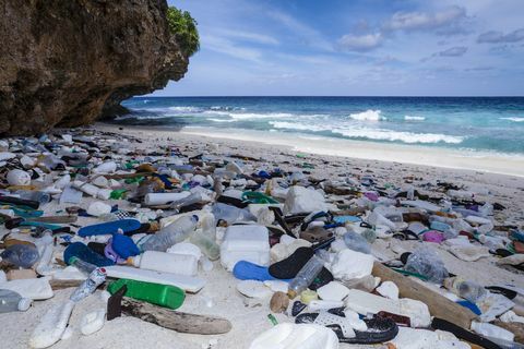 plastični otpad na plaži