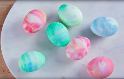 Kako napraviti mramorna uskršnja jaja hladnim šlagom