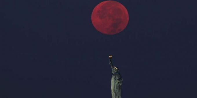 pun mjesec zalazi iza kipa slobode u New Yorku