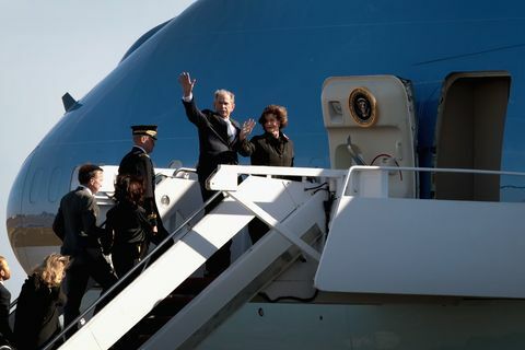 Ceremonija polaska održana je kao tijelo predsjednika Busha doletjelo je u Washington DC