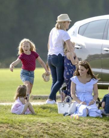 Princ George i princeza Charlotte Igrajte se s Kate Middleton