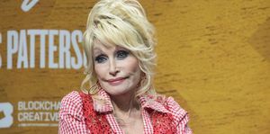 dolly parton raspravlja o njihovoj novoj knjizi run, rose, run roman napisan u suradnji s jamesom pattersonom na dollyverse powered by blockchain kreativni laboratoriji na eluvio tijekom sxsw konferencije i festivala 2022. na acl-u uživo u kinu Moody Theatre 18. ožujka 2022. u Austinu, Teksas, fotografija Ricka kernfilmmagic