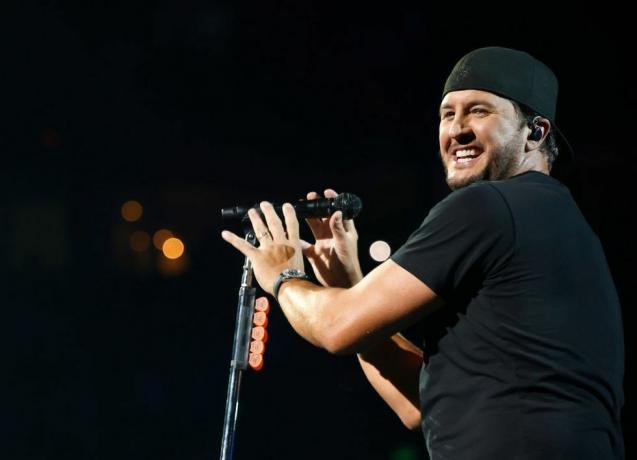 nashville, tennessee 12. kolovoza luke bryan nastupa u bridgestone areni 12. kolovoza 2023. u nashvilleu, tennessee fotografija jason kempingetty images