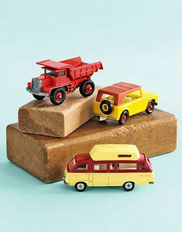 kamioni igračaka i kombi na drvenim blokovima