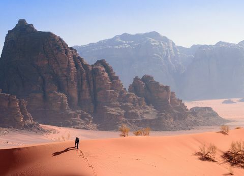 Pješačenje kroz pustinju u Wadi Rumu