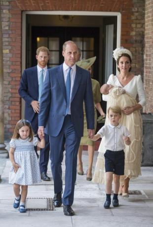 Prince William, Kate Middleton, princeza Charlotte, Prince Georgege pri krštenju princa Louisa