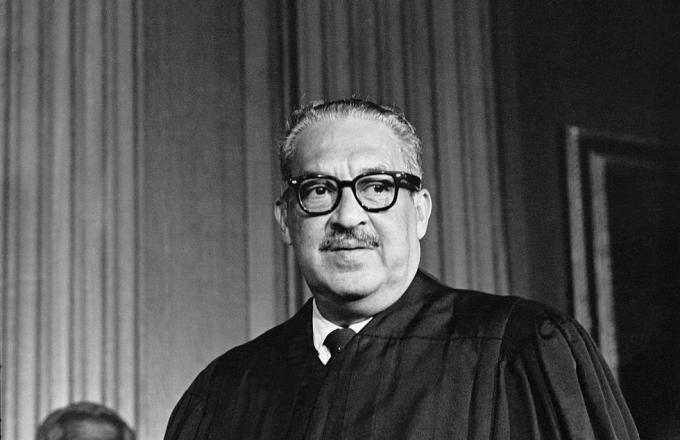 Thurgood Marshall, praunuk roba, zauzima mjesto prvog crnog člana Vrhovnog suda Sjedinjenih Država