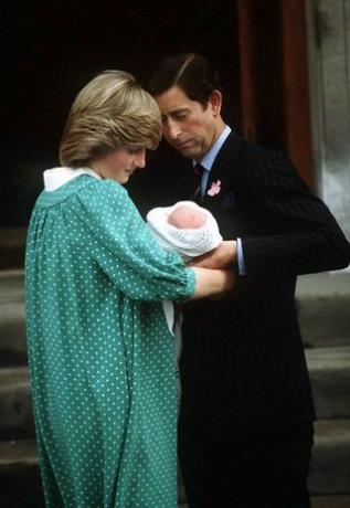Princeza Diana i princ Charles sa svojim novorođenim sinom na stepenicama bolnice St. Mary, 1982. godine