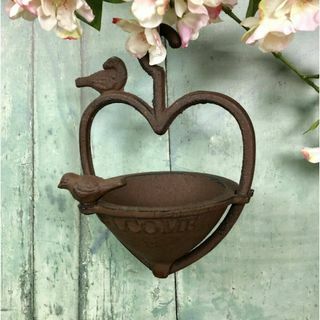 Vintage hranilica za ptice u obliku srca od lijevanog željeza