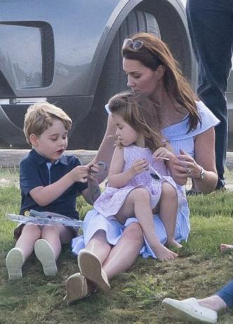 Princ George i princeza Charlotte Igrajte se s Kate Middleton