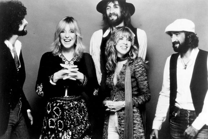 oko 1977. l r lindsey buckingham, christine mcvie, mick fleetwood, stevie nicks i john mcvie iz rock grupa fleetwood mac pozira za portret oko 1977. fotografija michael ochs archivesgetty slike