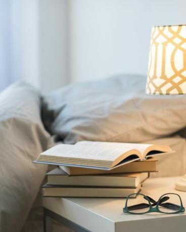 SAD, New Jersey, krevet sa lampom, knjige i naočale na noćnom ormariću